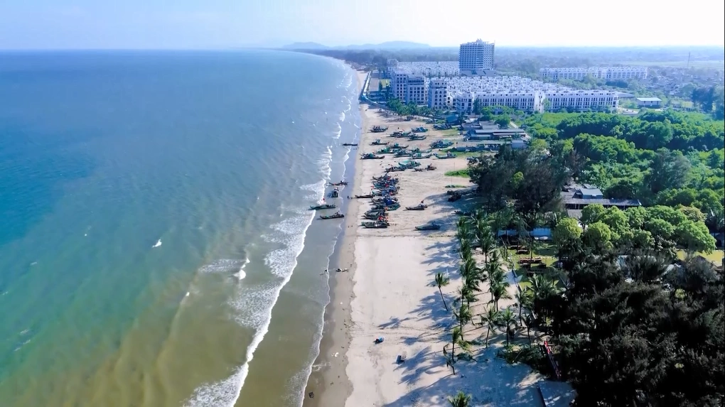 B&atilde;i biển Nam Sầm Sơn nh&igrave;n từ tr&ecirc;n cao. Ảnh: Lam Minh