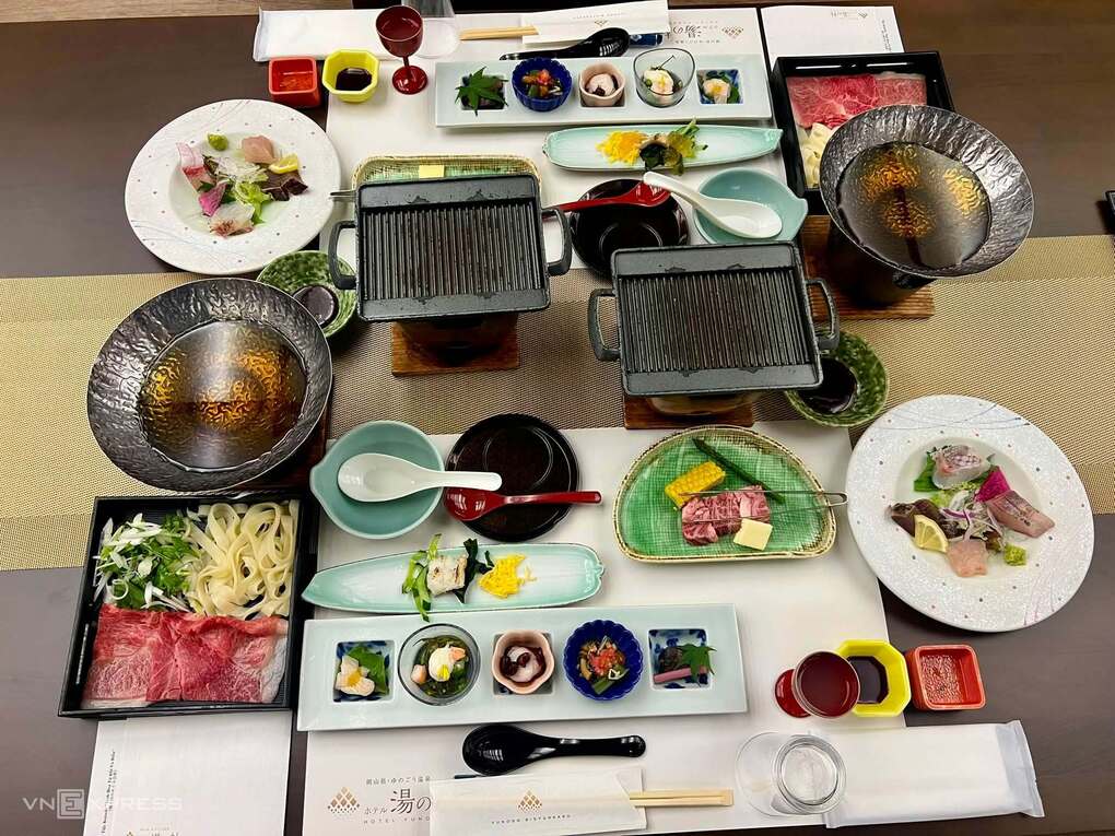 Tiệc tối Kaiseki với b&ograve; wayu nướng, mifb &ograve; c&ugrave;ng c&aacute;c m&oacute;n ăn k&egrave;m, cơm, s&uacute;p c&ugrave;ng đồ tr&aacute;ng miệng l&agrave; b&aacute;nh ngọt v&agrave; hoa quả theo m&ugrave;a. Ảnh: Phương Anh