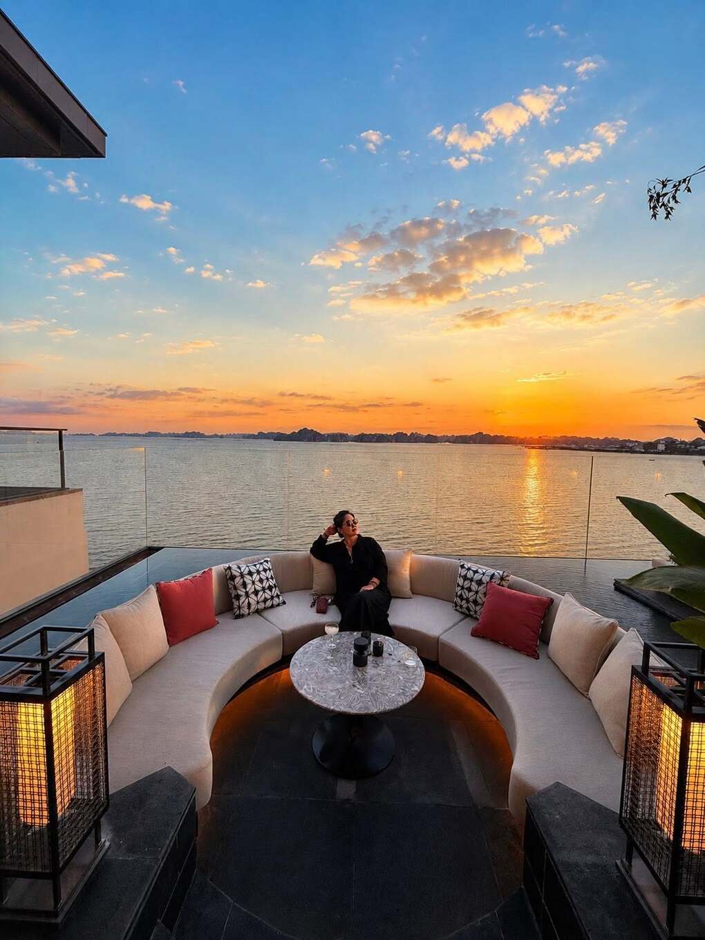 Sky bar ở B&atilde;i Ch&aacute;y ngắm ho&agrave;ng h&ocirc;n vịnh Hạ Long. Ảnh: Nguyễn Thị Hồng Nhung