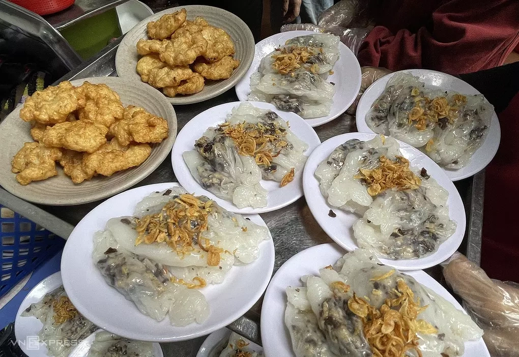 M&oacute;n b&aacute;nh cuốn chả mực Gốc B&agrave;ng. Ảnh: T&acirc;m Anh