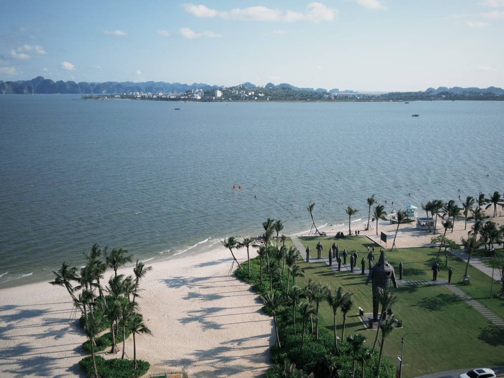 B&atilde;i biển B&atilde;i Ch&aacute;y nh&igrave;n ra vịnh Hạ Long. Ảnh: Phoebe