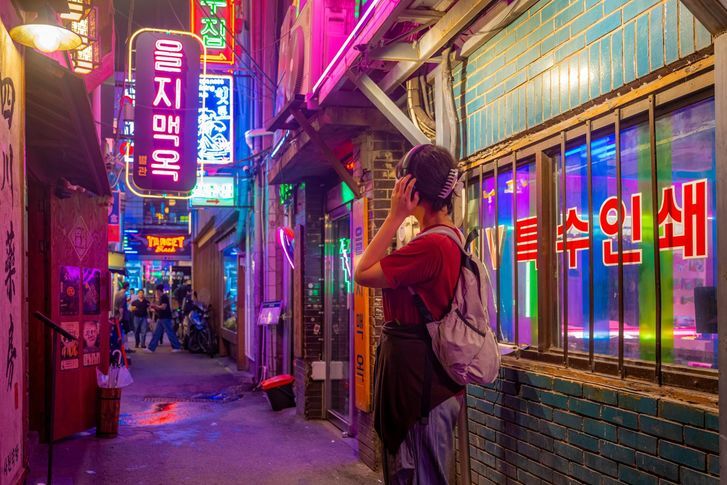Một g&oacute;c phố đ&ecirc;m tại Euljiro, Seoul. Ảnh: The Korea Times