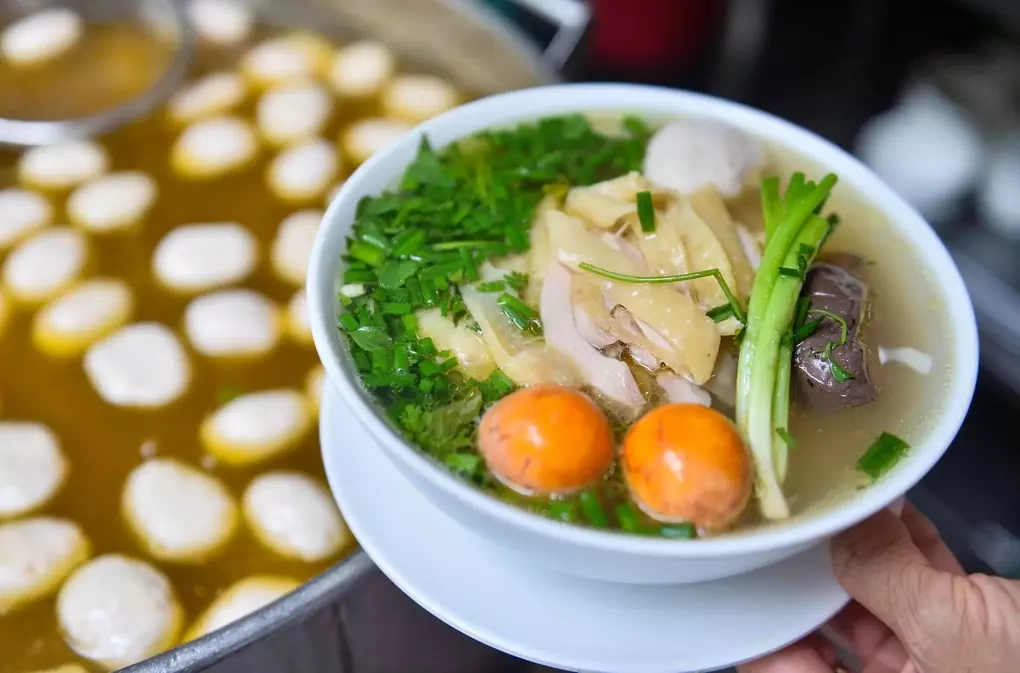 B&aacute;t phở g&agrave; ở Huyền Hương. Ảnh: Đ&igrave;nh Huy