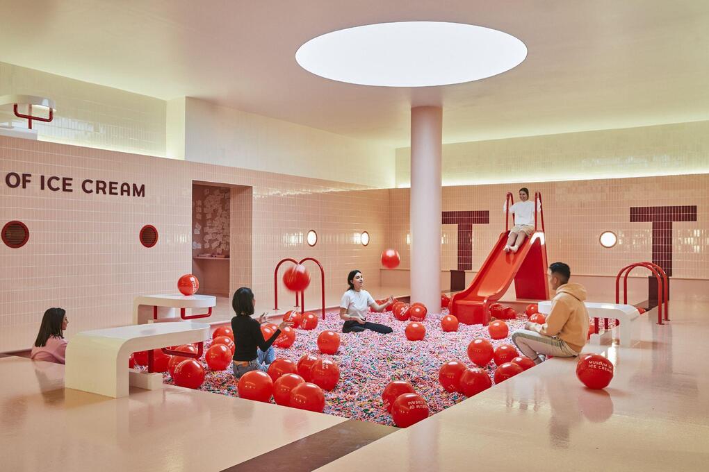Phụ huynh v&agrave; trẻ nhỏ c&oacute; thể c&ugrave;ng chơi đ&ugrave;a, chụp ảnh tại Sprinkle Pool. Ảnh: Museum of Ice Cream
