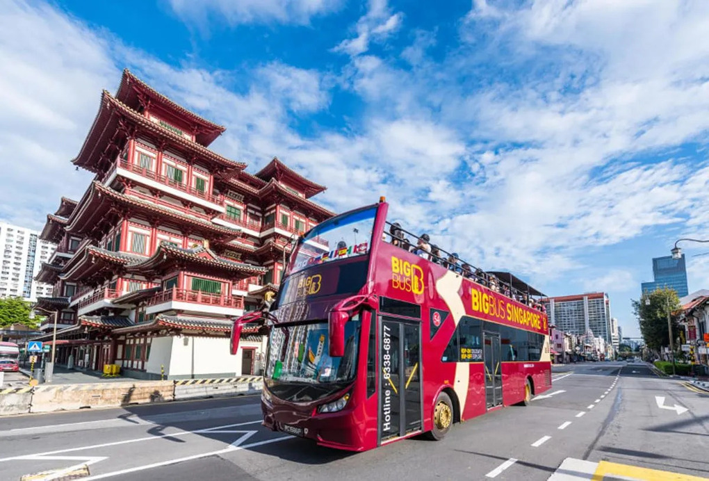 Gia đ&igrave;nh c&oacute; trẻ nhỏ c&oacute; thể chọn ngồi tầng tr&ecirc;n để quan s&aacute;t th&agrave;nh phố nhưng cần c&acirc;n nhắc thời tiết nếu trời qu&aacute; nắng. Ảnh: Big Bus & Duck