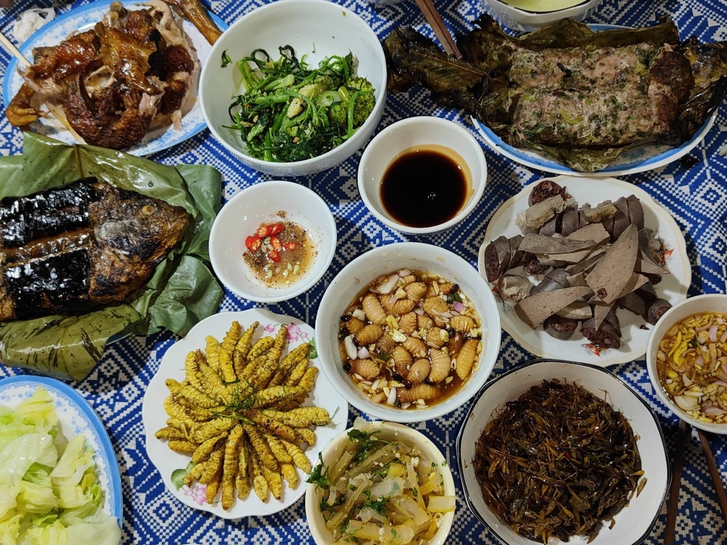 C&aacute;c đặc sản người Th&aacute;i ở Bản Hốc. Ảnh: Bảo Linh