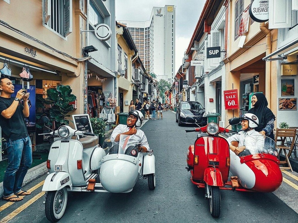 Du kh&aacute;ch quốc tế trải nghiệm dịch vụ xe vespa gắn thuyền phụ Singapore Sidecars. Ảnh: Sideways
