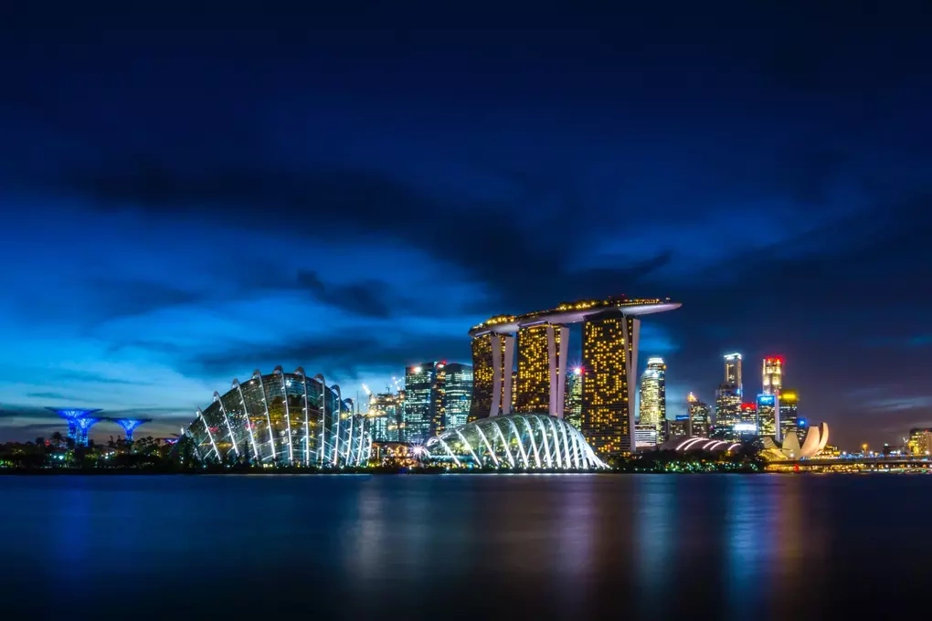 Night Speedboat Tour đưa du kh&aacute;ch kh&aacute;m ph&aacute; đường ch&acirc;n trời Singapore từ mặt nước. Ảnh: Pickpik