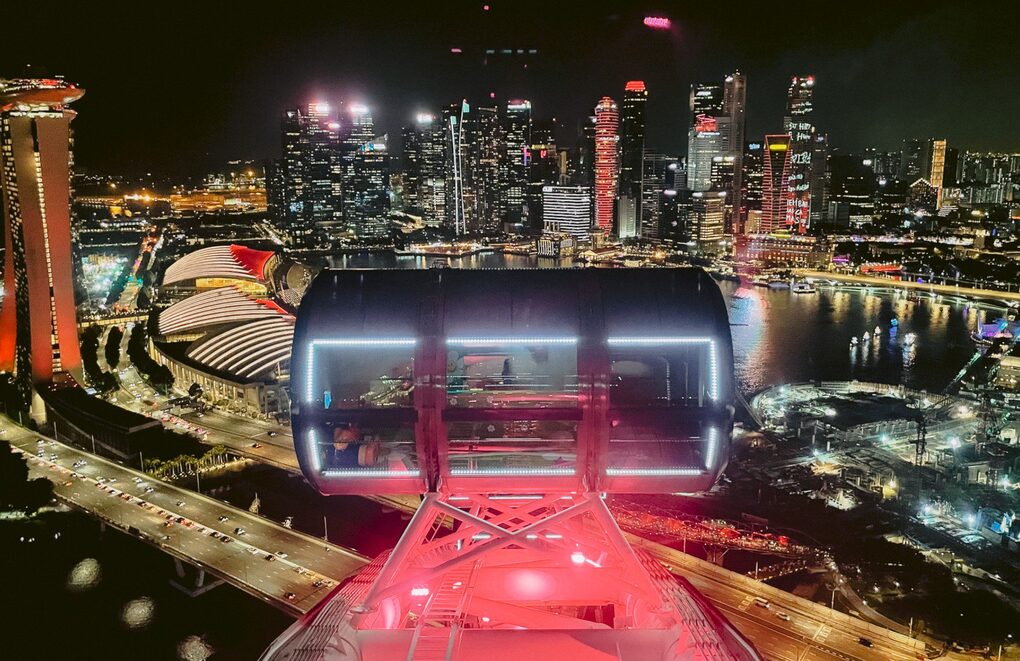 Buồng k&iacute;nh 360 độ ở độ cao 165 m của Singapore Flyer được nhiều du kh&aacute;ch chọn l&agrave;m điểm ngắm ph&aacute;o hoa mỗi dịp lễ hội. Ảnh: Travel Daily Media