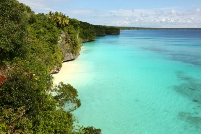 B&atilde;i biển tr&ecirc;n đảo Lifou. Ảnh: Adobe