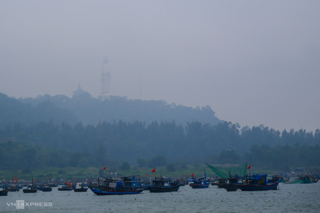 Tương Bồ T&aacute;t Qu&aacute;n Thế &Acirc;m ở Ch&ugrave;a Linh Ứng, cao 67 m, tr&ecirc;n b&aacute;n đảo Sơn Tr&agrave; mờ ảo trong m&agrave;n sương m&ugrave;. Ảnh: Nguyễn Đ&ocirc;ng