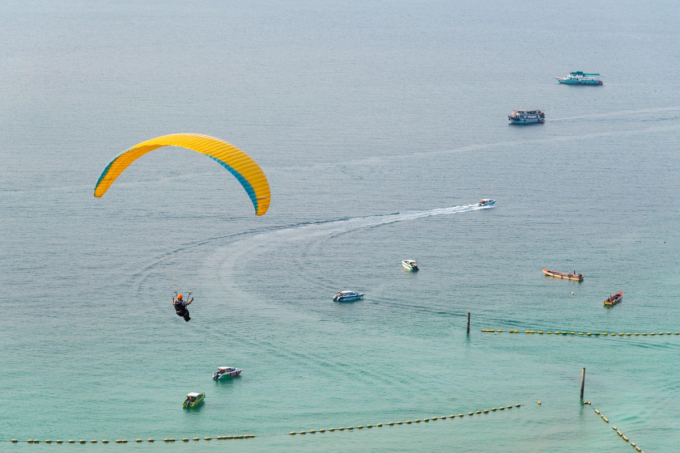Trải nghiệm d&ugrave; lượn tr&ecirc;n biển (Parasailing) v&agrave; ngắm to&agrave;n cảnh vịnh Pattaya từ tr&ecirc;n cao. Ảnh: TAT