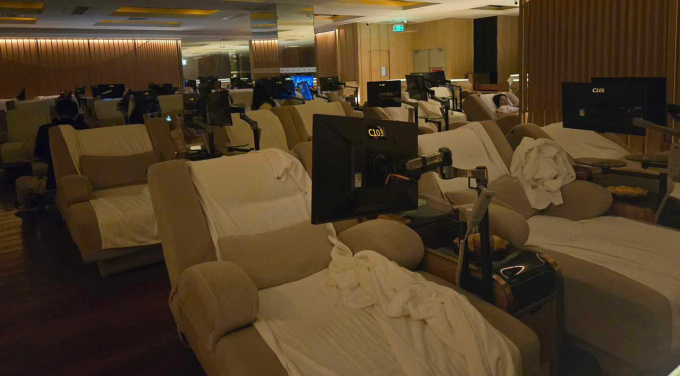 Ghế massage nơi kh&aacute;ch c&oacute; thể ngủ. Ảnh: SCMP