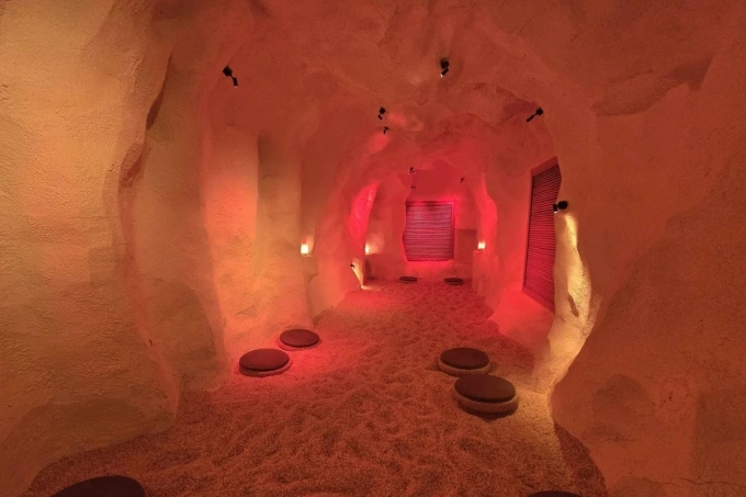B&ecirc;n trong Tenz spa ở Th&acirc;m Quyến. Ảnh: SCMP