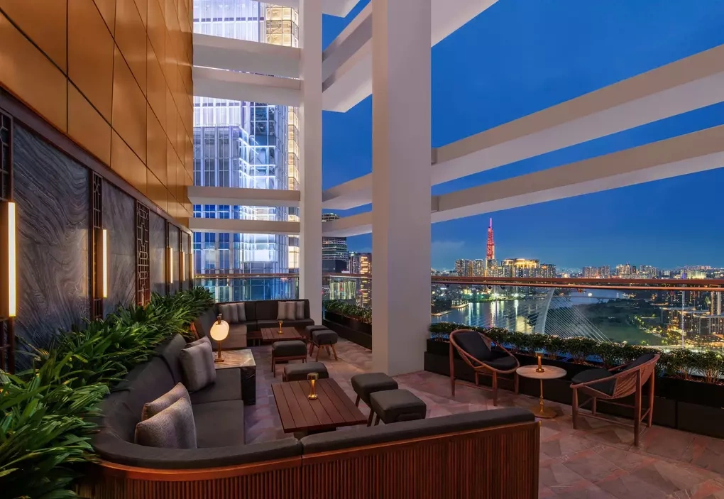 View ngắm ph&aacute;o hoa nh&igrave;n trực diện xuống C&ocirc;ng Trường M&ecirc; Linh v&agrave; s&ocirc;ng S&agrave;i G&ograve;n. Ảnh: Song Bar
