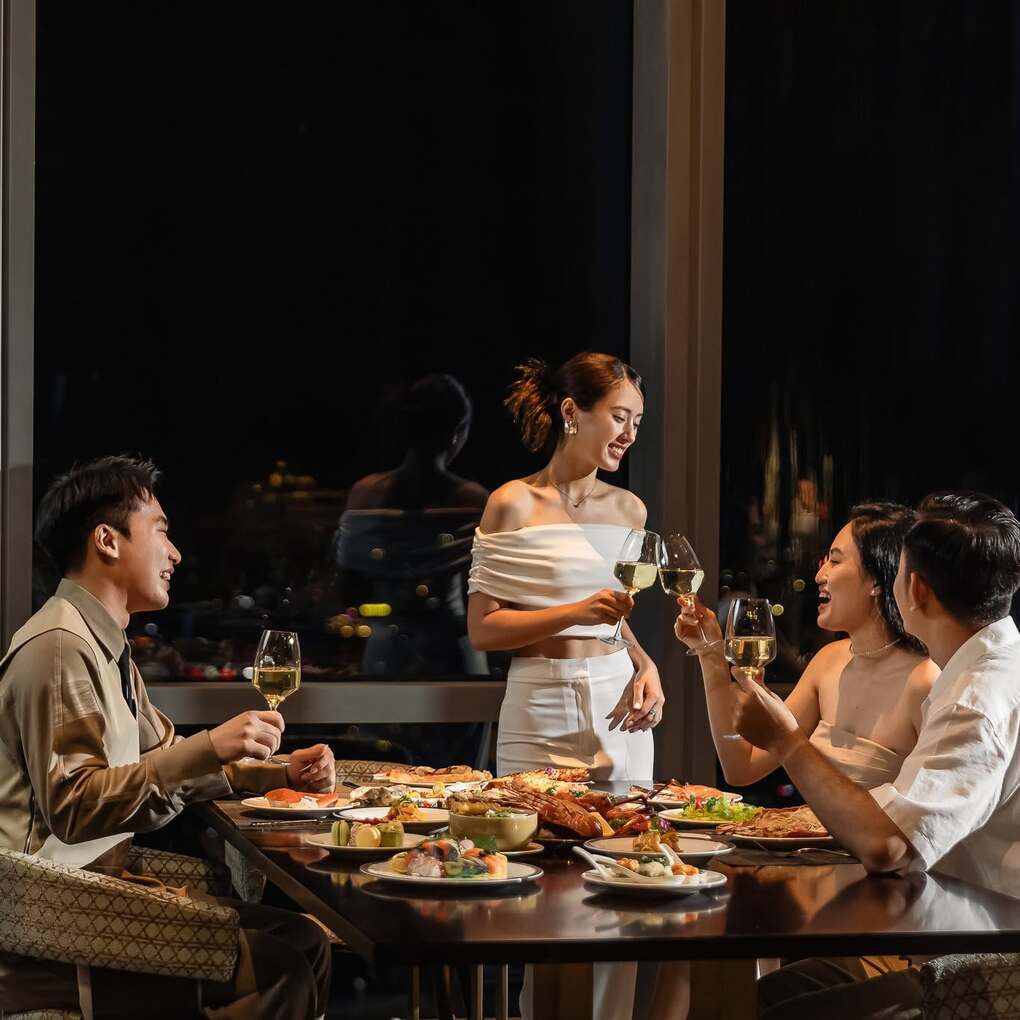 Vị tr&iacute; ăn tối v&agrave; ngắm th&agrave;nh phố từ tr&ecirc;n cao tại nh&agrave; h&agrave;ng. Ảnh: Oriental Pearl