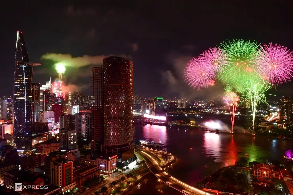 Ph&aacute;o hoa b&ecirc;n bờ s&ocirc;ng S&agrave;i G&ograve;n nh&acirc;n kỷ niệm 50 năm ng&agrave;y th&agrave;nh phố mang t&ecirc;n Chủ tịch Hồ Ch&iacute; Minh 2/7/2026. Ảnh:Thanh T&ugrave;ng