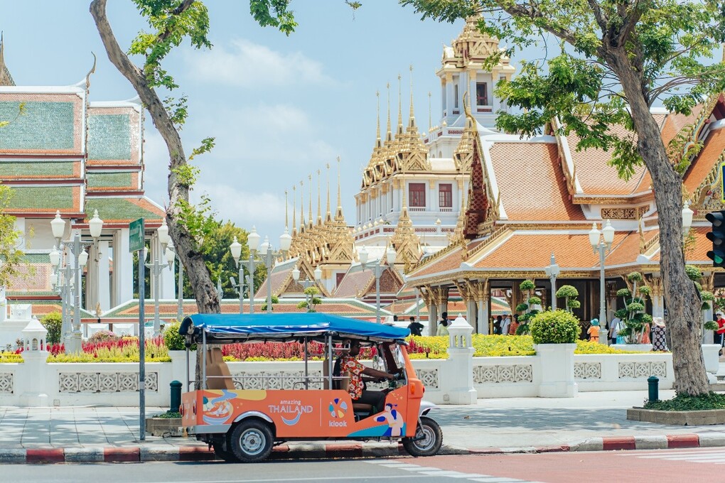 Du kh&aacute;ch tham quan bằng tuk tuk. Klook cung cấp c&aacute;c dịch vụ v&agrave; trải nghiệm gi&uacute;p người d&ugrave;ng l&ecirc;n kế hoạch v&agrave; đặt trước cho chuyến đi. Ảnh: Klook