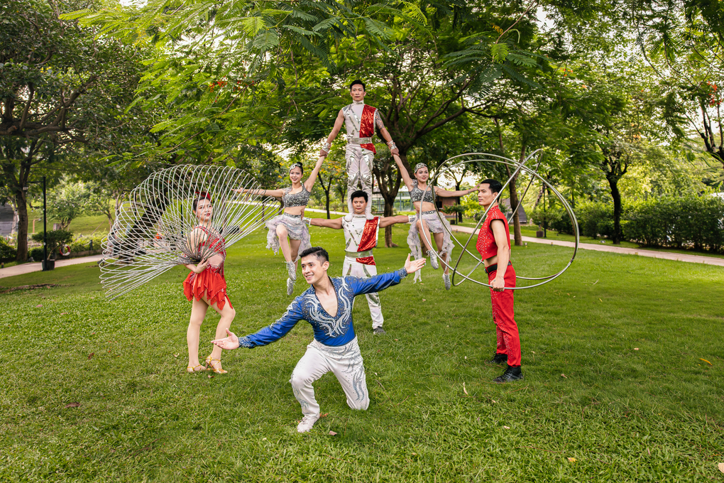 Tiết mục xiếc ngo&agrave;i trời Garden of Wonders. Ảnh: JW Marriott Hotel Hanoi