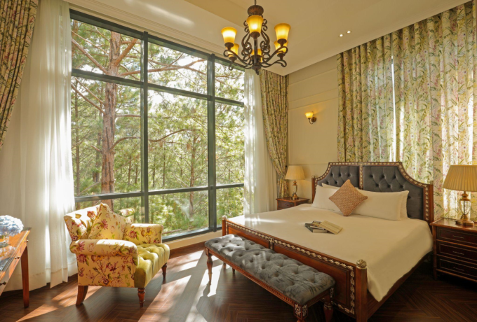 Nội thất villa sang trọng với tầm nh&igrave;n hướng ra thi&ecirc;n nhi&ecirc;n. Ảnh: Dalat Edensee