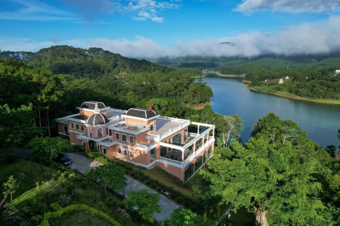 Dalat Edensee Lake Resort & Spa nằm n&eacute;p m&igrave;nh b&ecirc;n hồ Tuyền L&acirc;m giữa kh&ocirc;ng gian xanh. Ảnh: Dalat Edensee