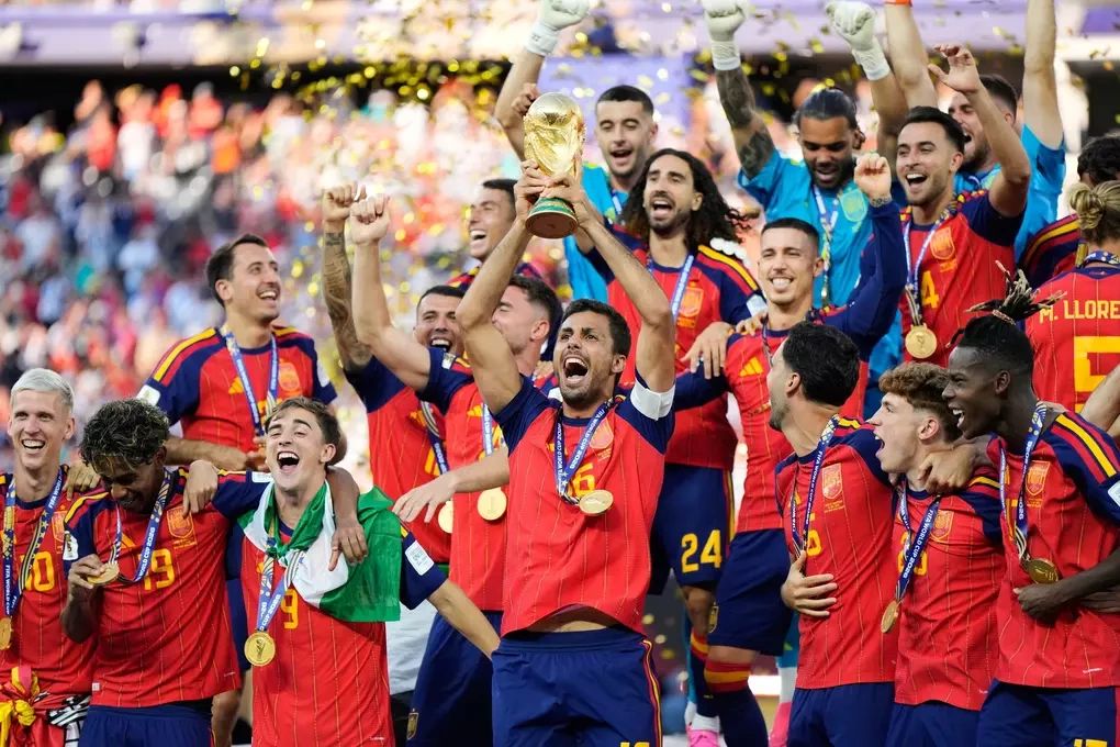 Đội trưởng Rodri n&acirc;ng cao chiếc cup v&ocirc; địch khi T&acirc;y Ban Nha mừng chiến thắng trước Argentina ở chung kết World Cup 2026 tại East Rutherford, bang New Jersey, Mỹ, ng&agrave;y 19/7/2026. Ảnh: AP