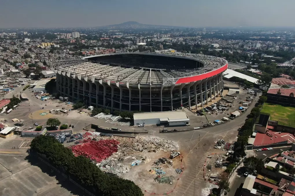 S&acirc;n vận động Azteca, Mexico, trong qu&aacute; tr&igrave;nh ho&agrave;n thiện trước kỳ World Cup, ng&agrave;y 3/3. Ảnh: AP