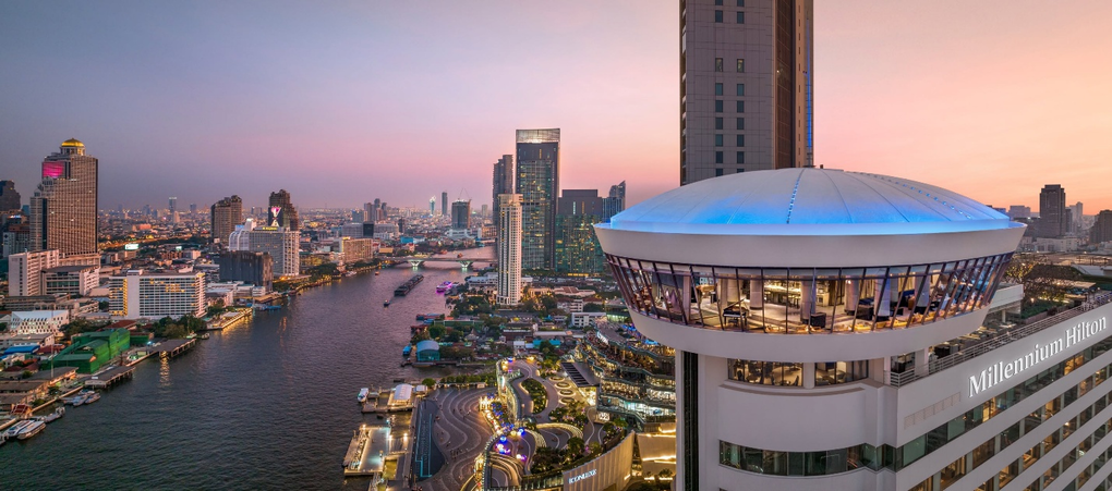 Kh&aacute;ch sạn Millennium Hilton Bangkok b&ecirc;n bờ s&ocirc;ng Chao Phraya. Ảnh: Hilton Saigon