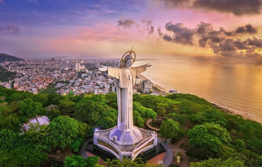 Tượng Ch&uacute;a Kit&ocirc; Vua, biểu tượng du lịch kỳ vĩ của th&agrave;nh phố. Ảnh: TT X&uacute;c tiến Du lịch B&agrave; Rịa - Vũng T&agrave;u.
