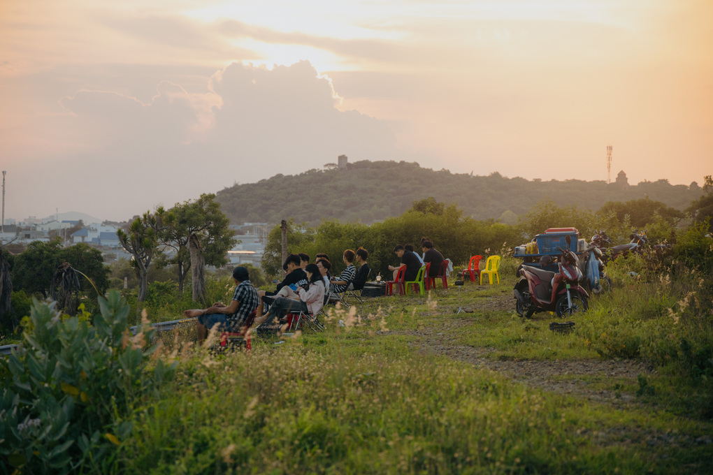 Một qu&aacute;n c&agrave; ph&ecirc; tại dốc ho&agrave;ng h&ocirc;n, Phan Thiết. Ảnh: Lữ Duy Tường