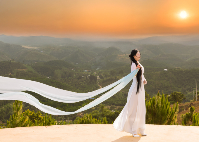 Khung cảnh mang vẻ đẹp kh&aacute;c biệt khi mặt trời l&ecirc;n cao hơn. Ảnh: V&acirc;n Th&ocirc;n Retreat