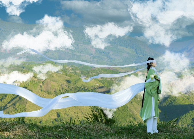 Du kh&aacute;ch diện đồ cổ trang chụp ảnh tr&ecirc;n đồi B&aacute;t &Uacute;p. Ảnh: V&acirc;n Th&ocirc;n Retreat