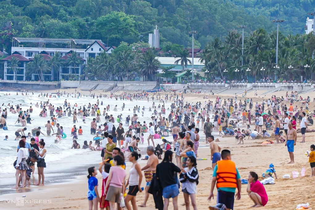 H&agrave;ng ngh&igrave;n du kh&aacute;ch tắm biển Quy Nhơn. Ảnh: Dũng Nh&acirc;n