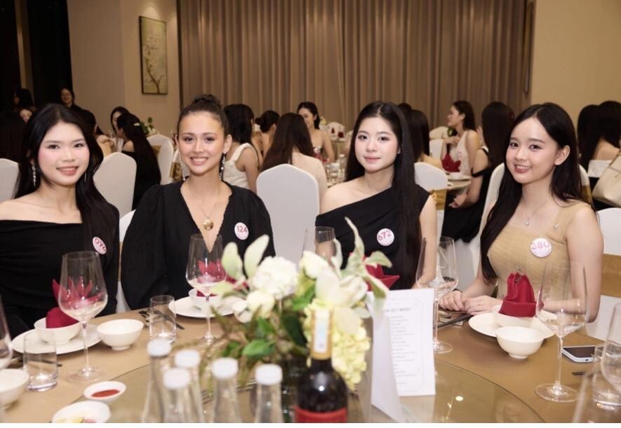 C&aacute;c th&iacute; sinh Hoa hậu Việt Nam d&ugrave;ng bữa tại nh&agrave; h&agrave;ng Swiss-Caf&eacute; Restaurant. Ảnh: Epic Tower Swiss-Belresidences Hanoi