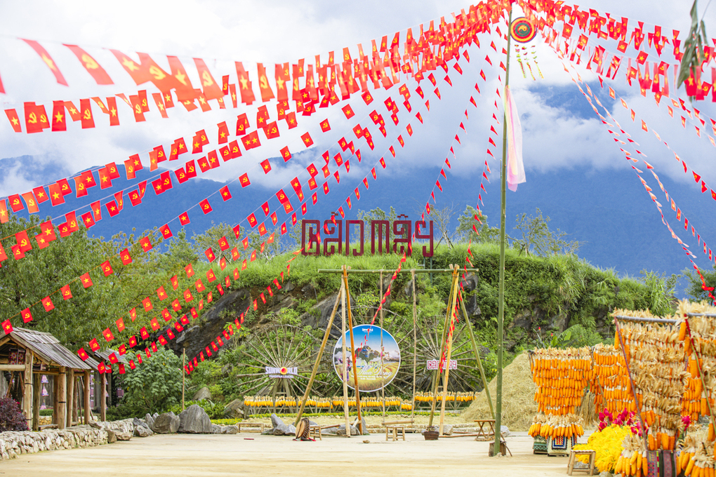 Bản M&acirc;y tại Fansipan được trang ho&agrave;ng cờ hoa. Ảnh: Sun Group