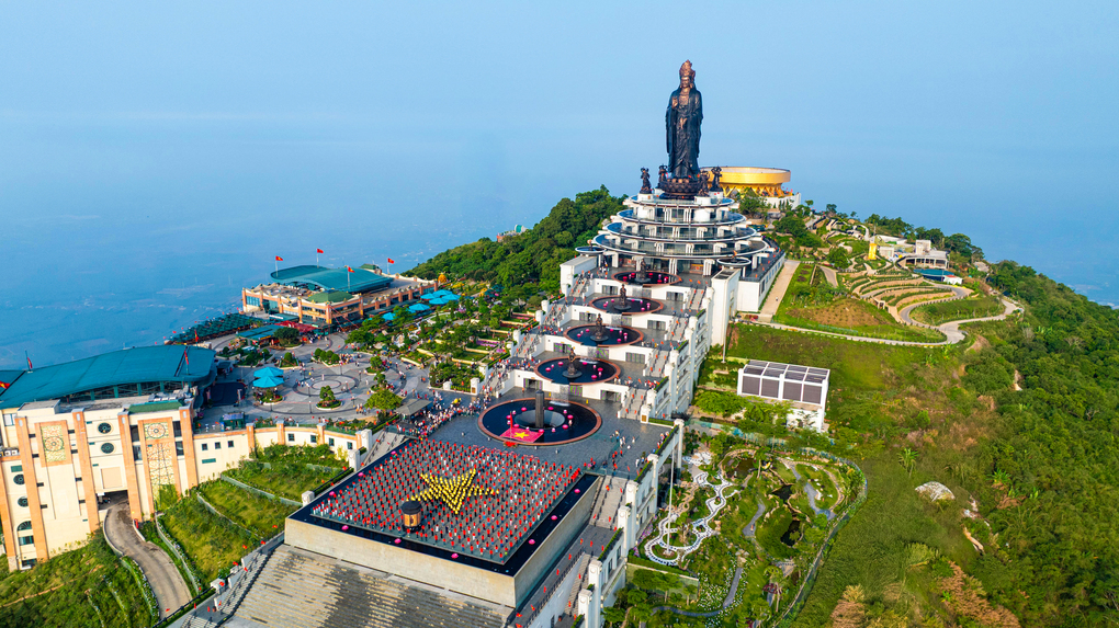 Lễ thượng cờ tr&ecirc;n đỉnh n&uacute;i B&agrave; Đen. Ảnh: Sun Group