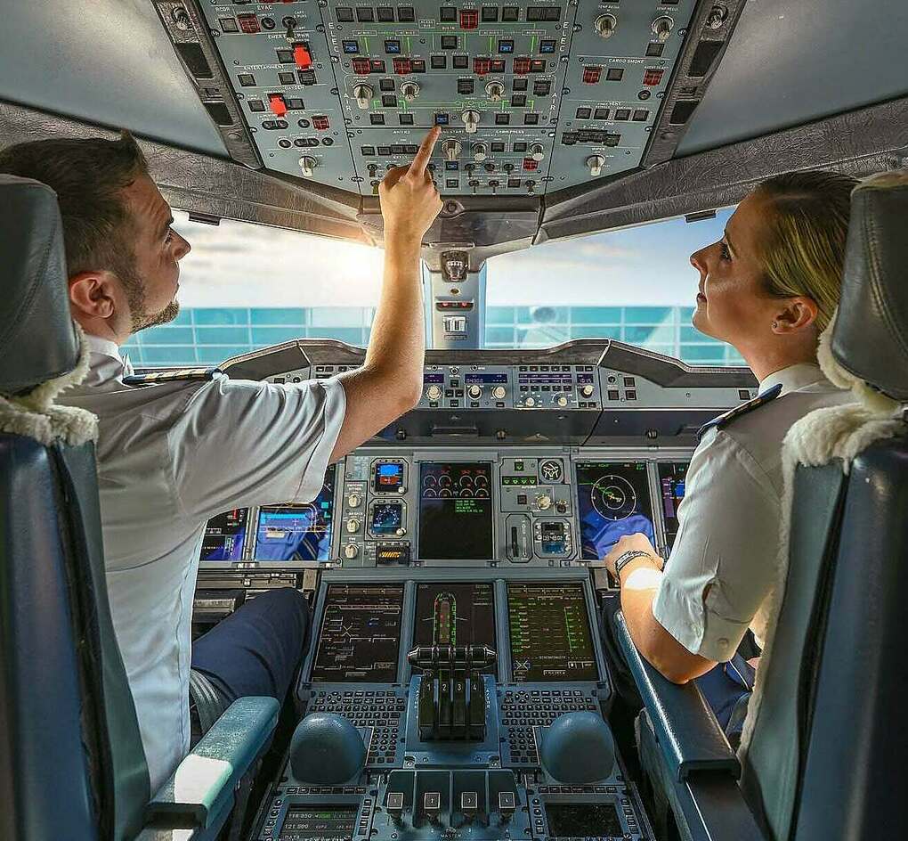 Cơ trưởng tr&ecirc;n chuyến bay của h&atilde;ng Emirates tại Dubai. Ảnh: Emirates