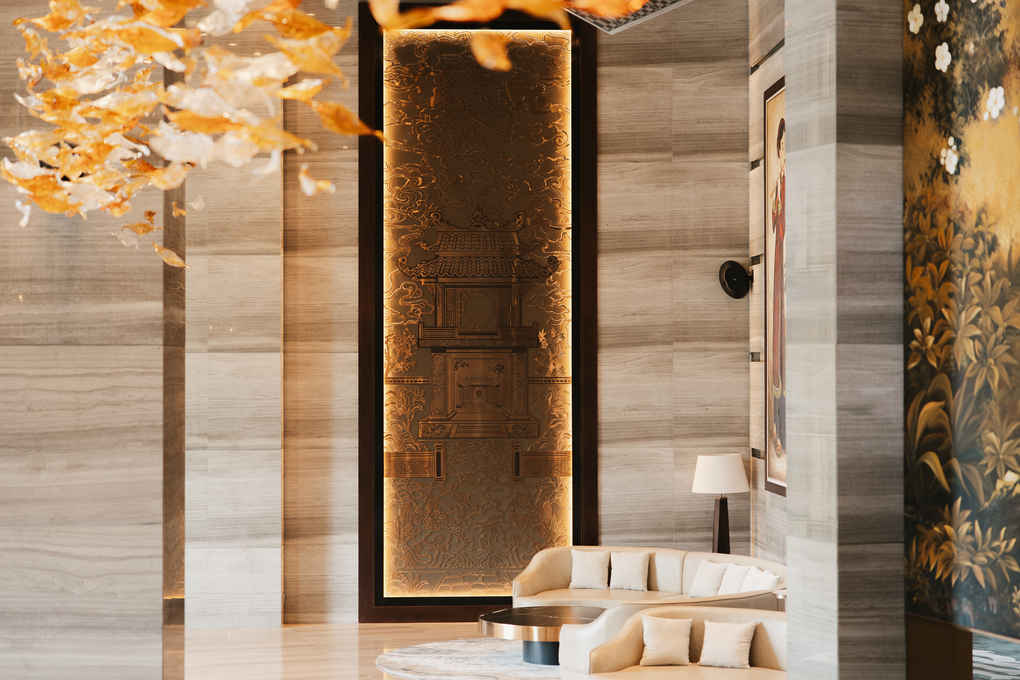 Kh&ocirc;ng gian The Drawing Room được lồng gh&eacute;p t&aacute;c phẩm m&ocirc; phỏng Văn miếu - Quốc Tử Gi&aacute;m. Ảnh: JW Marriott Hotel Hanoi