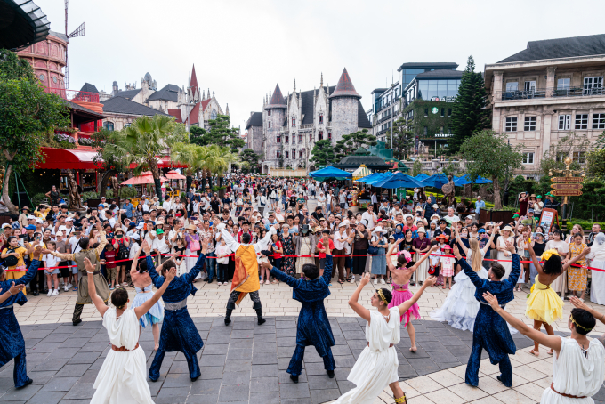 Kh&ocirc;ng kh&iacute; lễ hội tại Sun World Ba Na Hills. Ảnh: Sun Group