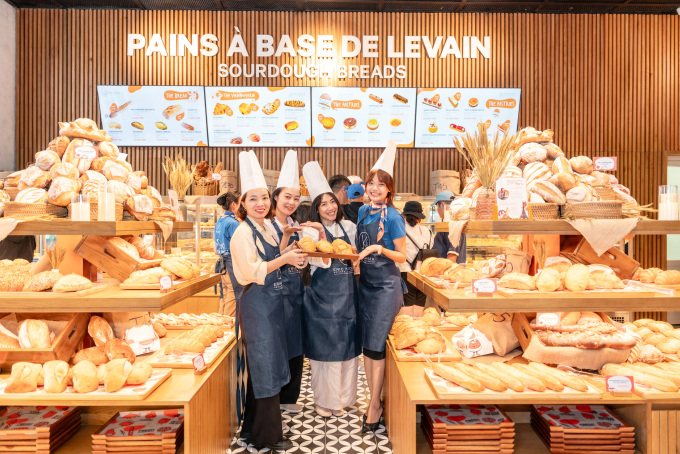 Tiệm b&aacute;nh Eric Kayser vừa khai trương tại L&agrave;ng Ph&aacute;p. Ảnh: Sun Group