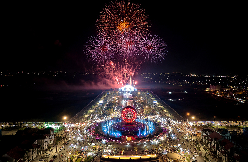 M&agrave;n ph&aacute;o hoa tầm cao tại Sun Urban City. Ảnh: Sun Group