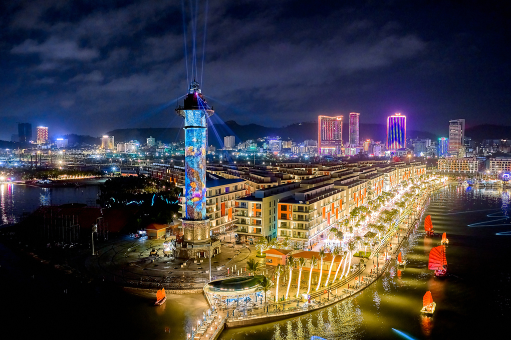 To&agrave;n cảnh Ngọn Hải Đăng v&agrave; chợ đ&ecirc;m VUI-Fest Ha Long. Ảnh: Sun Group