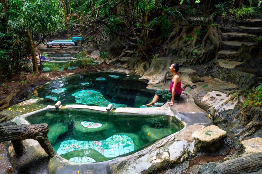 Du kh&aacute;ch trải nghiệm ng&acirc;m suối nước n&oacute;ng tự nhi&ecirc;n tại Wareerak Hot Spring and Wellness, tỉnh Krabi. Nguồn: TAT