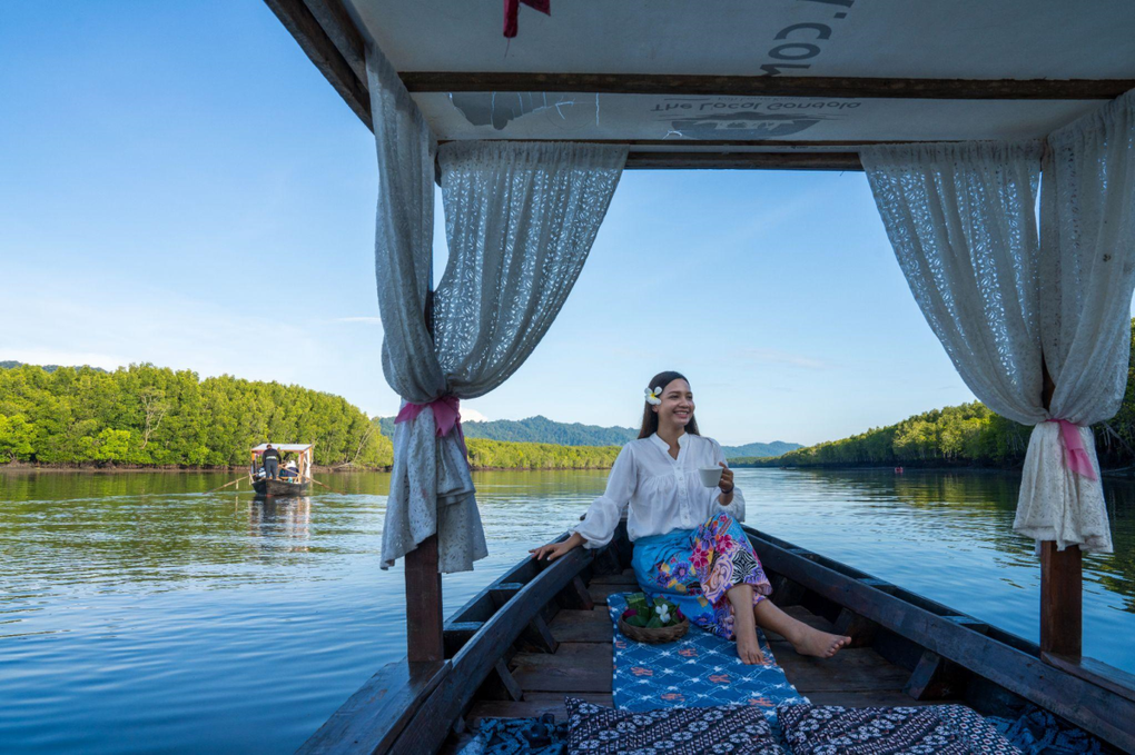 Du kh&aacute;ch trải nghiệm đi thuyền kh&aacute;m ph&aacute; rừng ngập mặn v&agrave; t&igrave;m hiểu đời sống cộng đồng địa phương tại L&agrave;ng du lịch sinh th&aacute;i Thung Yee Peng. Ảnh: TAT