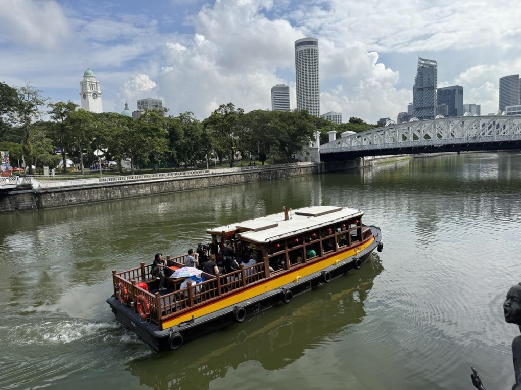 Bumpboat l&agrave; một trong những phương tiện tham quan l&acirc;u đời nhất tại Singapore. Ảnh: Timeout