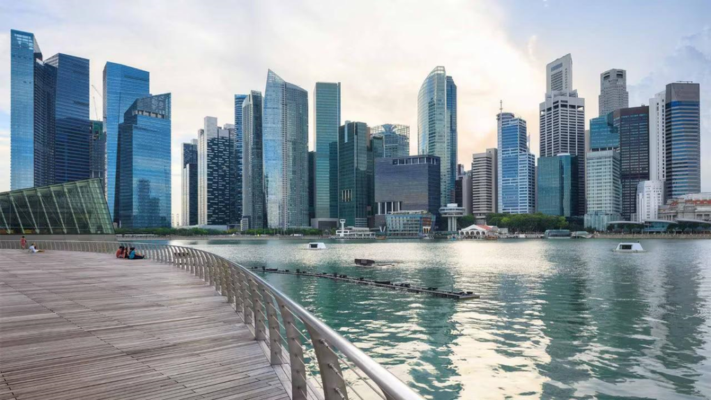 Marina Bay Waterfront Promenade với đường đi bộ l&aacute;t v&aacute;n gỗ, một b&ecirc;n l&agrave; mặt nước với đường ch&acirc;n trời Singapore. Ảnh: Marina Bay Sands