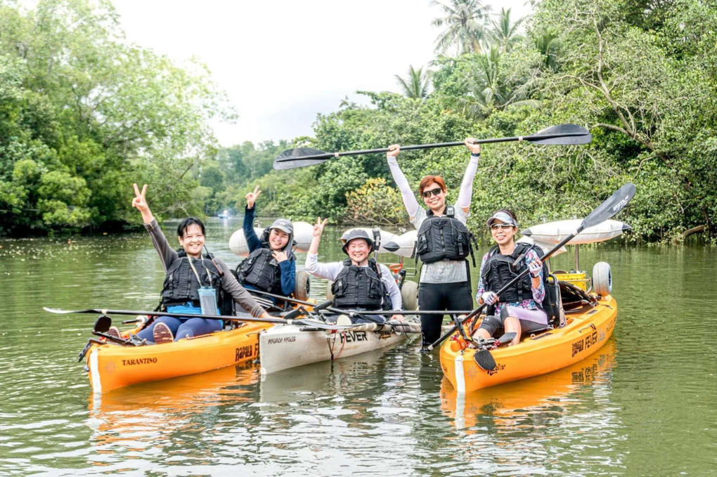 Du kh&aacute;ch check-in giữa rừng ngập mặn Pulau Ubin. Ảnh: Fever Kayak Adventures