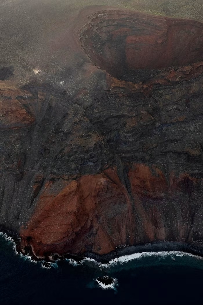 V&aacute;ch đ&aacute; trước khu nghĩ dưỡng tr&ecirc;n đảo El Hierro. Ảnh: Derek Pedr&oacute;s