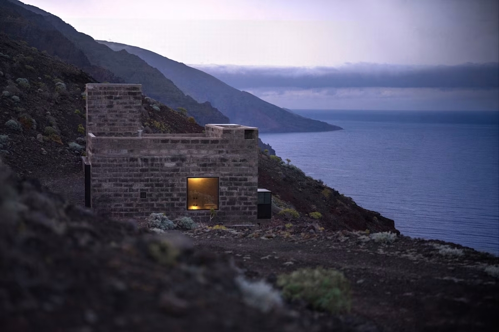 B&ecirc;n ngo&agrave;i khu nghĩ dưỡng tr&ecirc;n đảo El Hierro. Ảnh: Derek Pedr&oacute;s