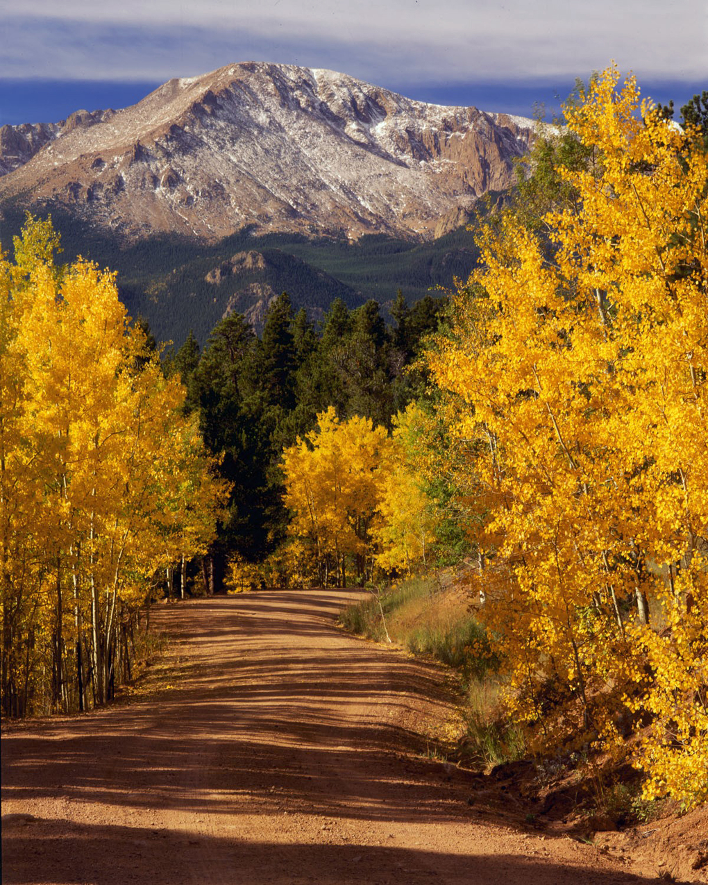 Đường l&ecirc;n đỉnh Pikes v&agrave;o m&ugrave;a thu. Ảnh: Colorado Media Group